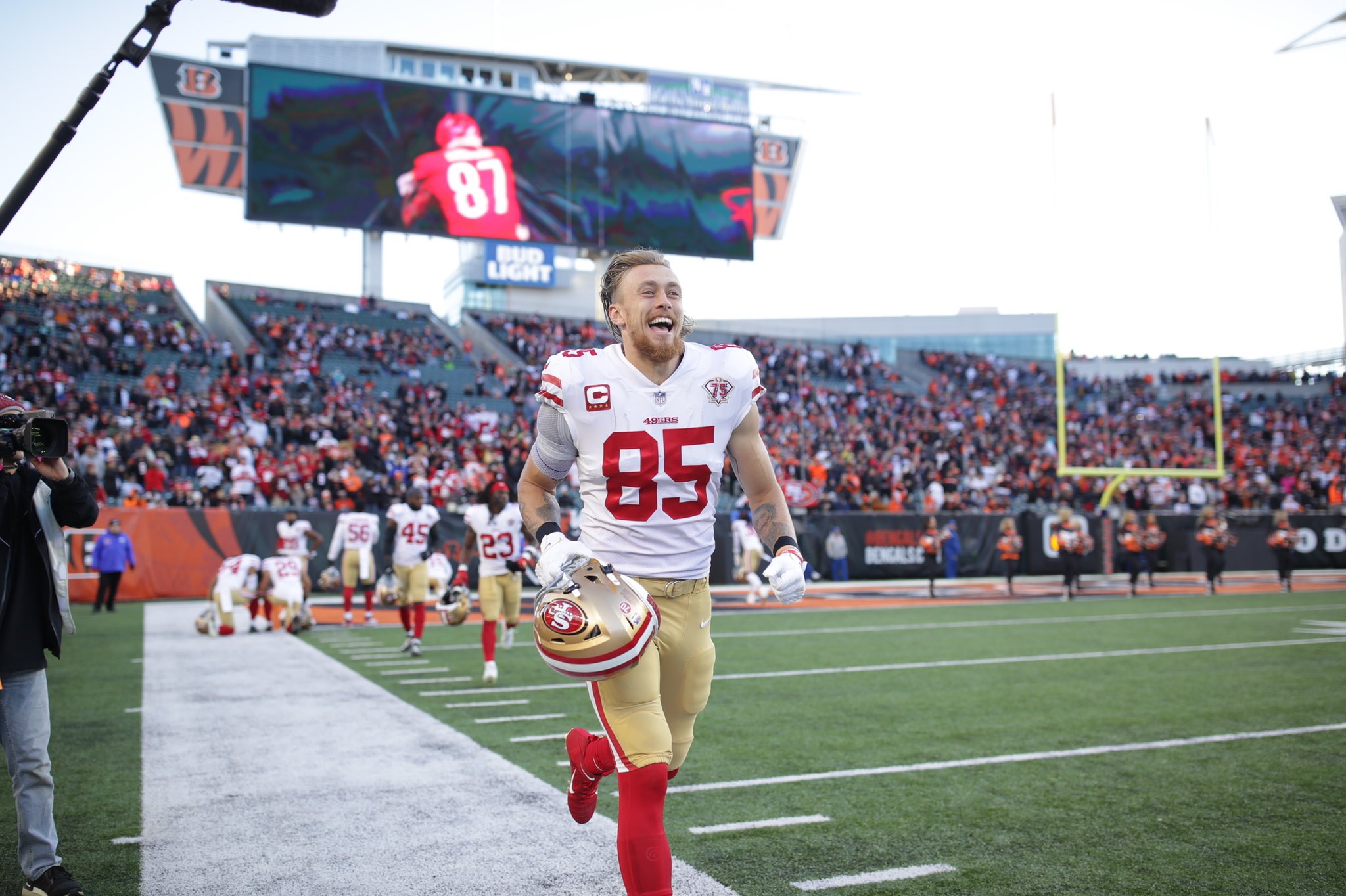 Pro Bowl 2022 Photo Dump . . . . . .  #49ers#ProBowl#Vegas#LasVegas#NFL#georgekittle#kittle#niners#football#alligentstadium# probowl2022