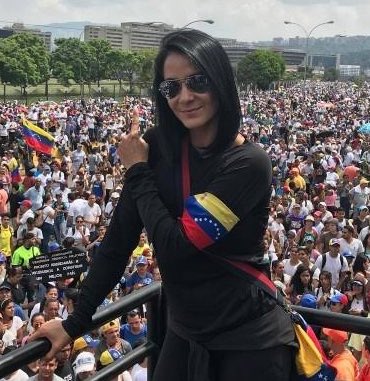 Identifica a la venezolana que iba a las marchas y hacer algo por su país y a la pajua que iba a pantallar.