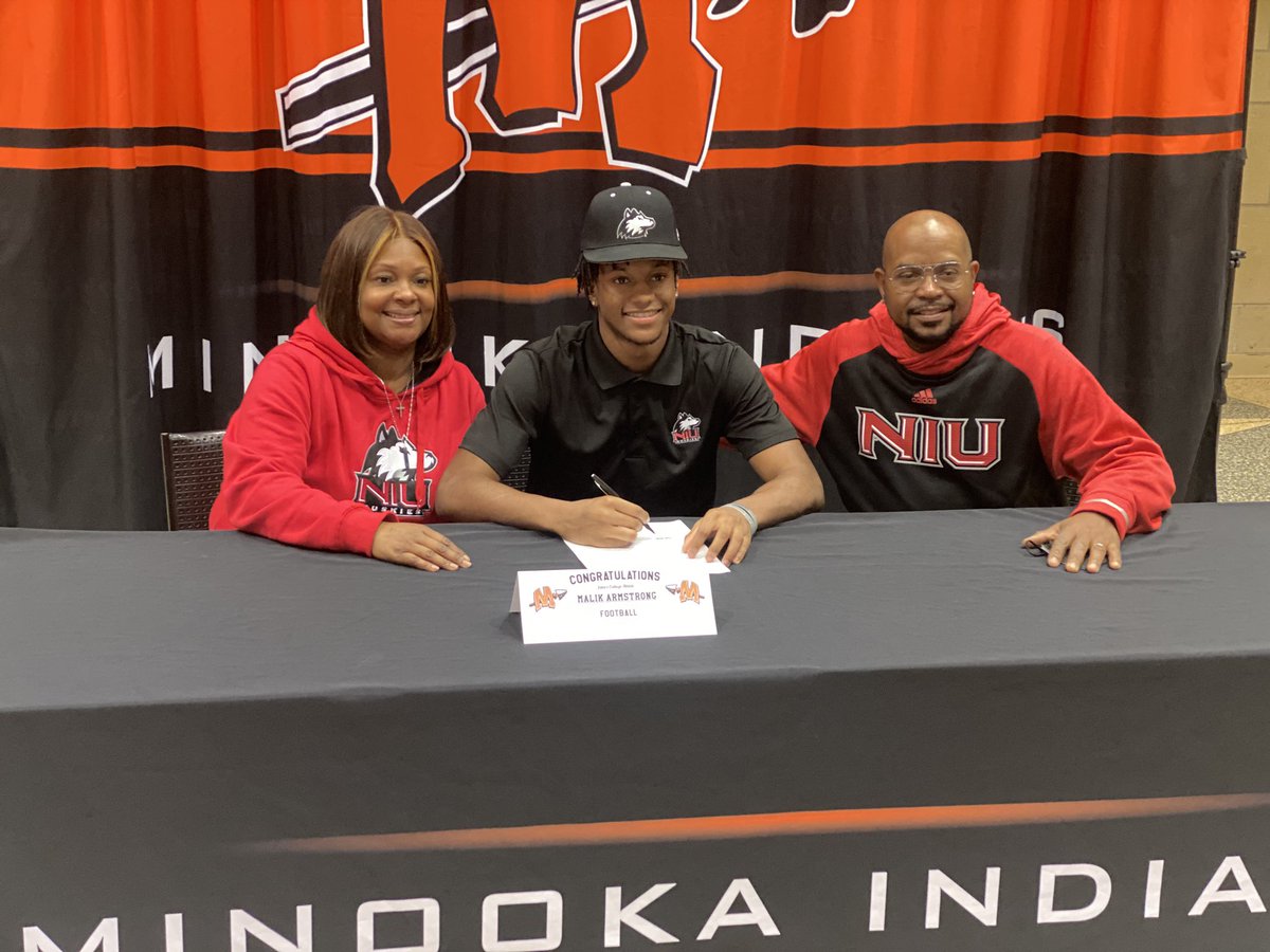 _Marmstrong14's tweet photo. Its official go huskies🐺!! @NIU_Football https://t.co/5NKuh7yOC0