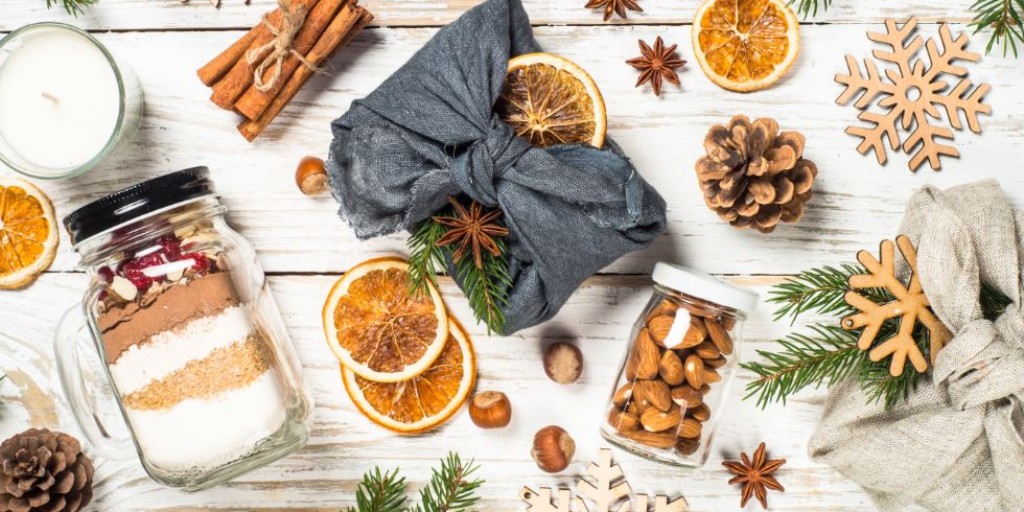 CityofVancouver's tweet photo. Go green holiday season with decorations and memories to last a lifetime. You can make #zerowaste decorations and reusable wrappers by giving a new life to scraps of fabric and wool #creatememoriesnotgarbage #vancouver #zerowaste2040
https://t.co/3uOLk19ENe https://t.co/KqxDccwDoV