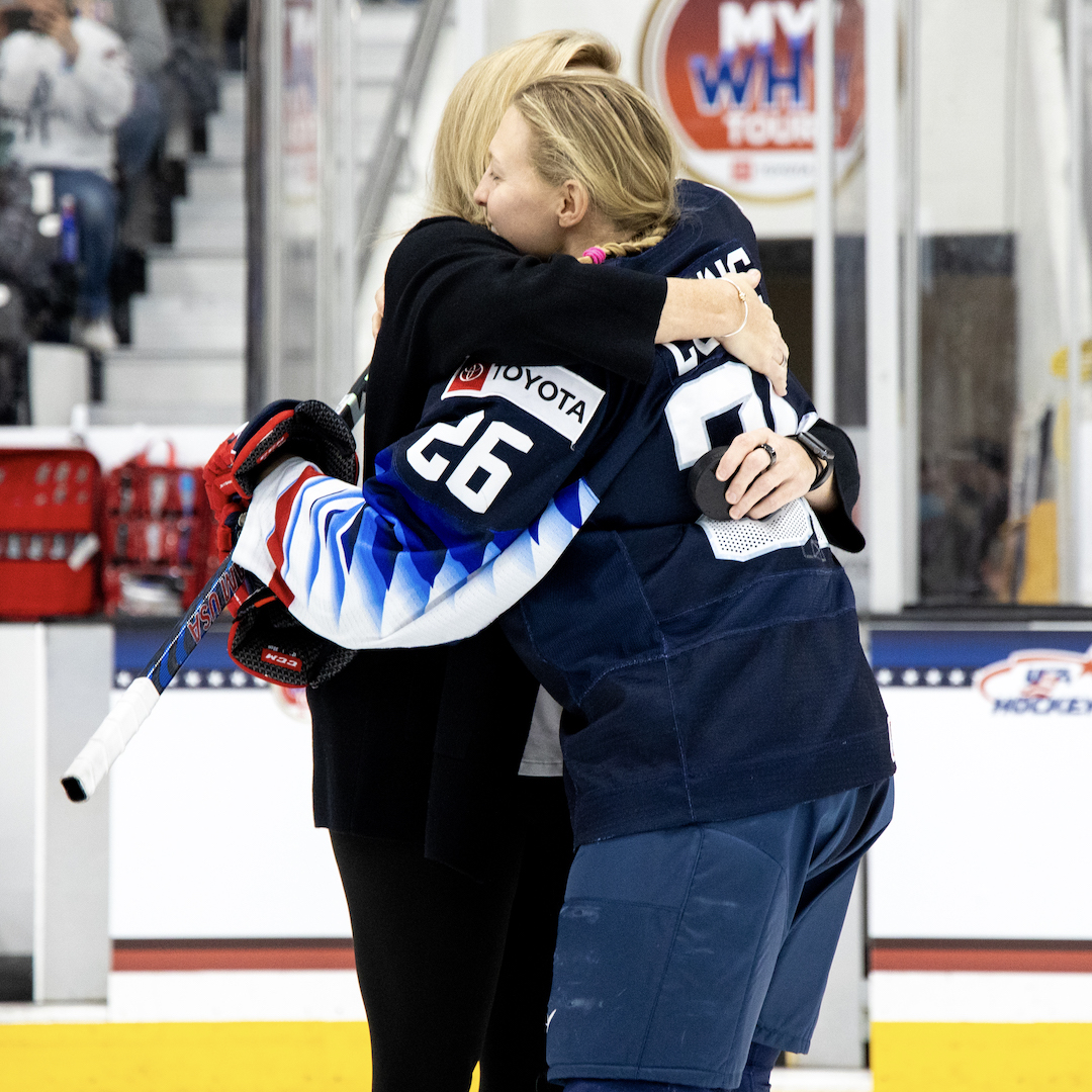 usahockey's tweet photo. Legend in the building! 👏

Olympian @LooneyShelley, who scored the game-winning goal for gold at the 1998 #WinterOlympics, dropped the ceremonial first puck tonight. https://t.co/0mnSLwcVAr