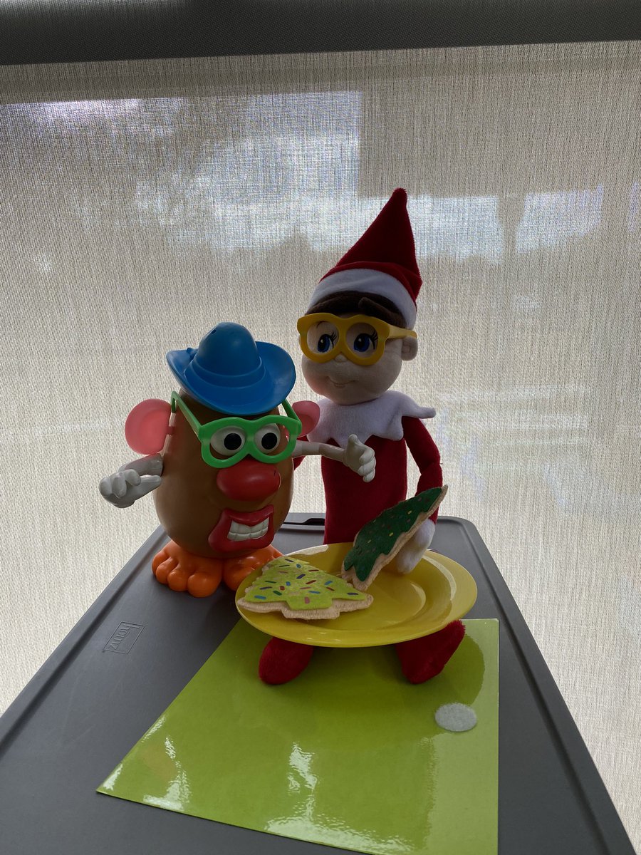 CaroleAJordan's tweet photo. Ed the Elf enjoying some Christmas cookies with Mr. Potato Head. #AWplay https://t.co/bW36AiCC3E