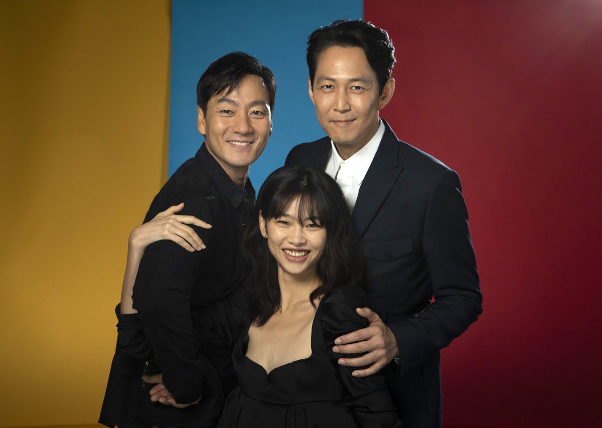 accfortsshippi1's tweet photo. sCREMING CRYING PASSING WHY IS THIS THE MOST FAMILY PHOTO TO EVER FAMILY PHOTO https://t.co/0oou5CAZ3E