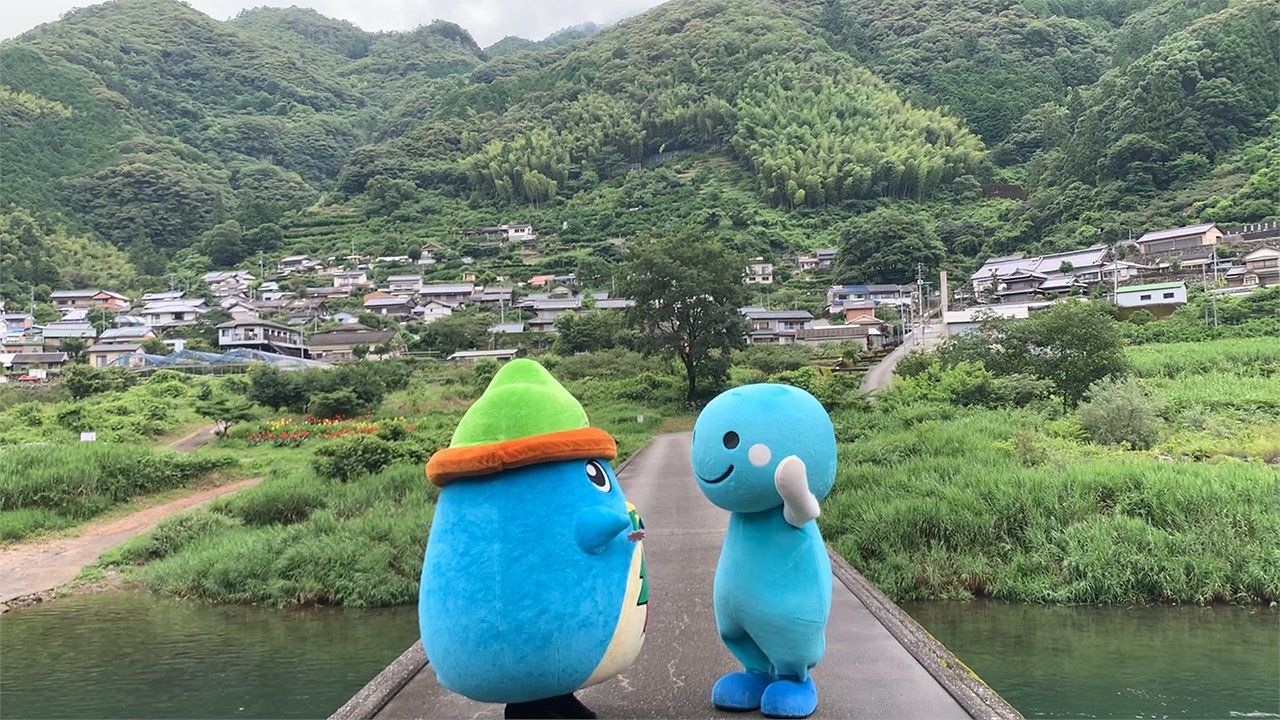 くろしおくん 公式 映画 竜とそばかすの姫 の舞台のモデルになった越知町が アニメ聖地 に認定されたがやって 高知の魅力をもっともっと知ってもらえそうやね 竜とそばかすの姫 越知町 浅尾沈下橋 よコジロー 高知県 くろしおくん アニメ