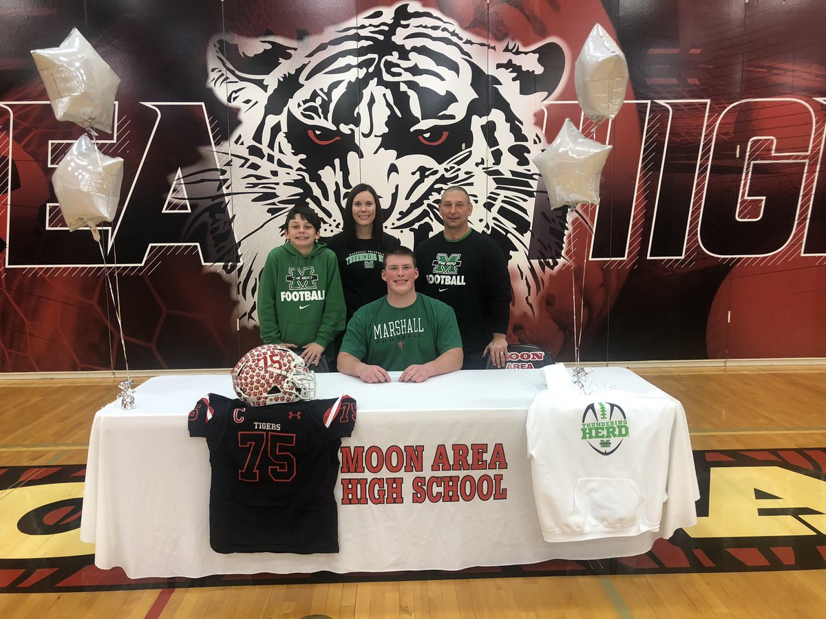 fraley_trent's tweet photo. Officially a part of the Herd!!!!!💚🦬
@CoachEMorrissey @CoachHuff @HerdFB https://t.co/6WHKuhBLsY