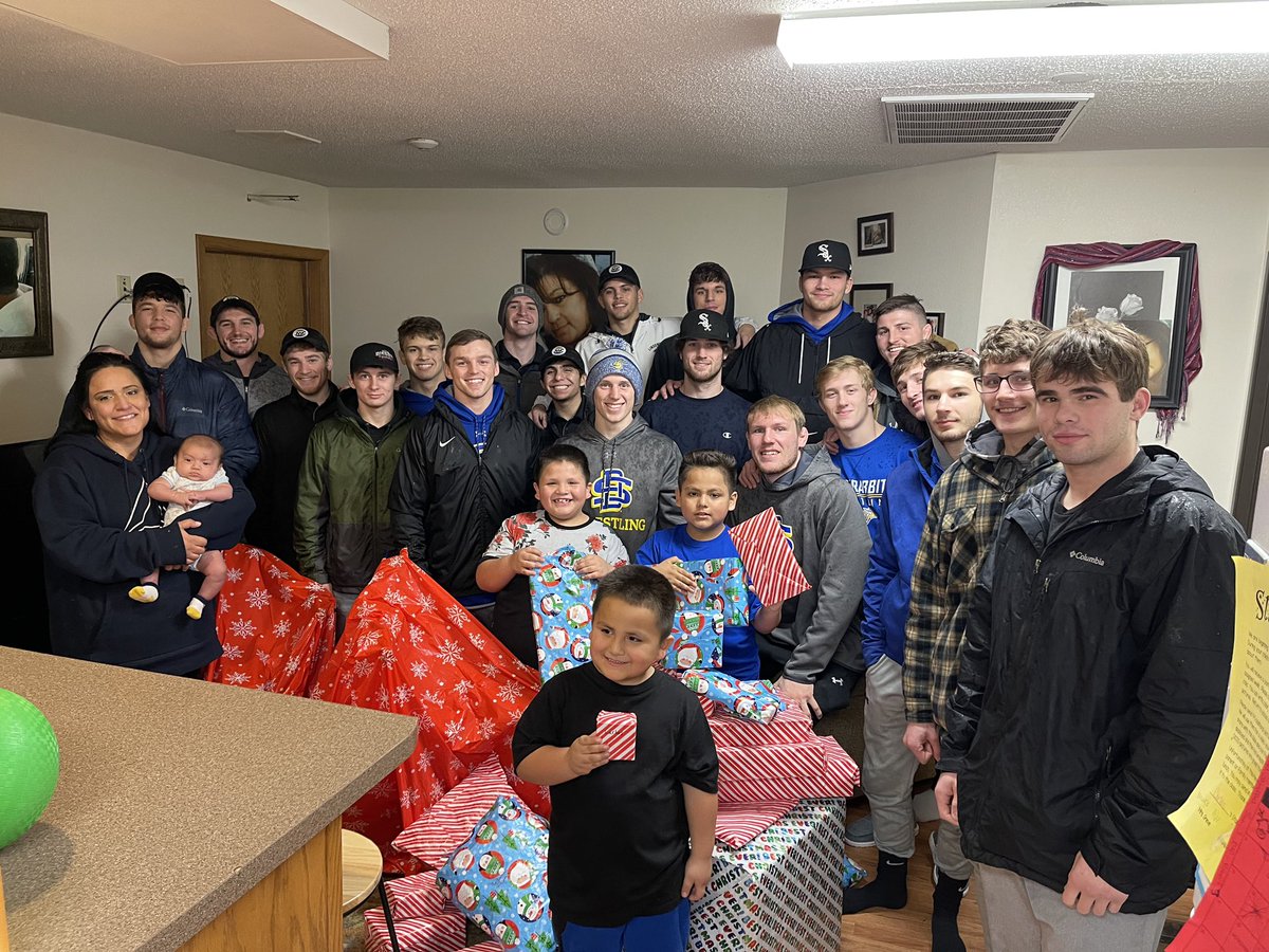 You got to love seeing this type of stuff! <a href="/GoJacksWrestle/">Jackrabbit Wrestling</a> adopted two families in their local community for the Christmas season. The team came together to help provide presents and holiday cheer. 🎄

#NCAAWrestling x 📸 <a href="/GoJacksWrestle/">Jackrabbit Wrestling</a>