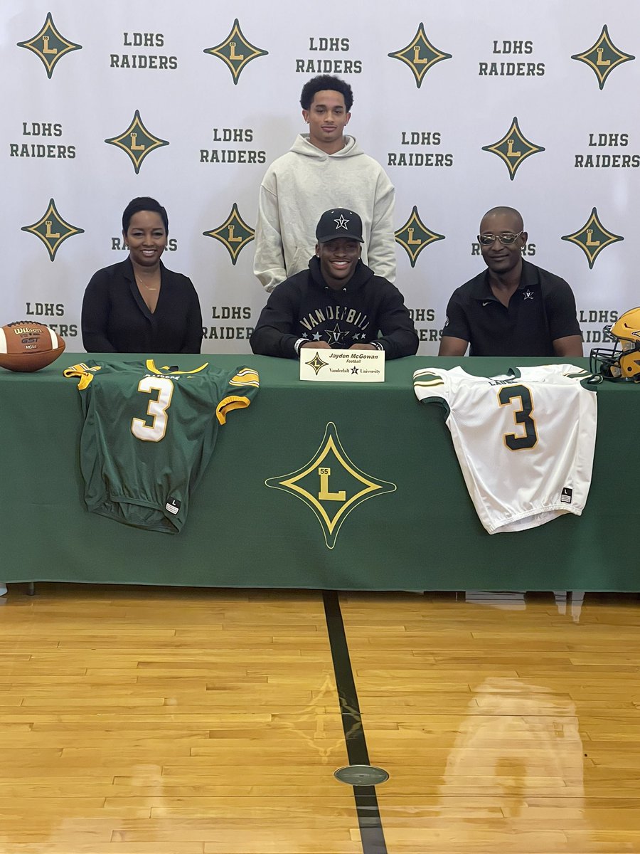 LD55HSTrack's tweet photo. Proud moment to witness @jay3mg in his moment making it official! Starting your next chapter; continue writing Your Story! Extremely proud of you, but will miss you! #AnchorDown #4AStateChamp #2X #100/200 #2021 https://t.co/dBIs2VEG4i