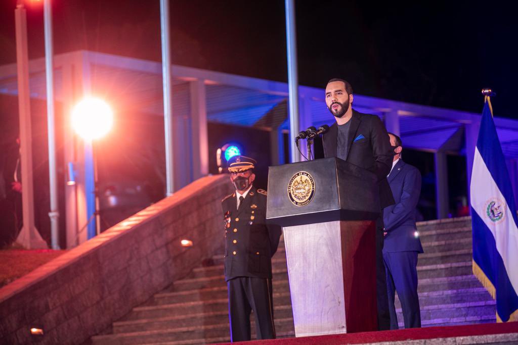 "No se confundan, los ataques que recibimos vienen de esa minoría que financió, dejó crecer y armó a los delincuentes, porque se les acabó su negocio, la sangre de los salvadoreños", Presidente <a href="/nayibbukele/">Nayib Bukele</a>.