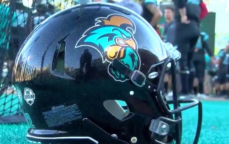haqq_dabarber's tweet photo. Last year my son was home watching! This year he’s playing in his first NCAA football bowl game with his college @CoastalFootball. @EmmanuelJ308 I’m super proud of you son. Keep working hard and stay healthy 🏈#bowlgame #CollegeFootball #anothergame https://t.co/07irG3LMzO