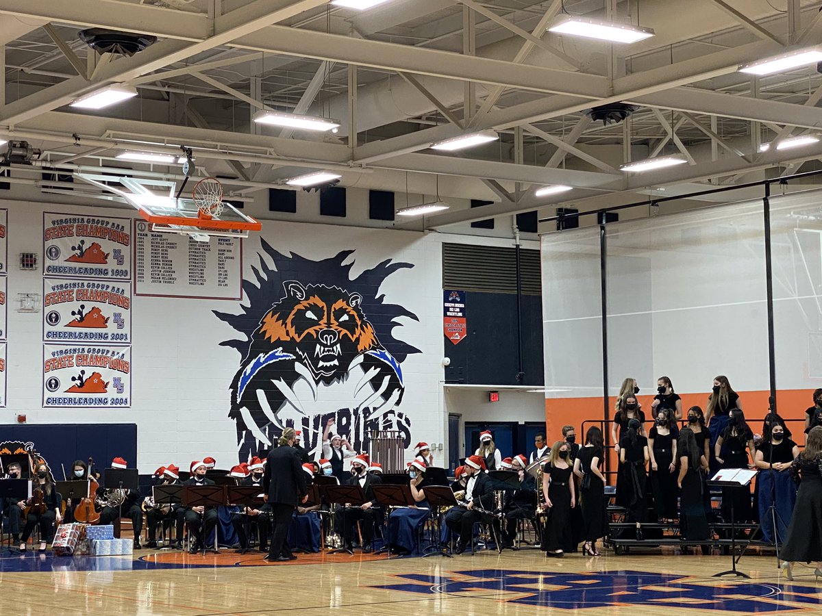 orangefevernshs's tweet photo. Busy day at @NSHSNorthNation : Winter Spirit Week plus 2 Student Athletes signing NLI 📝 then a wonderfully Musical Evening with @NSBands &amp; @NorthNotes 🎶 
Lots of holiday cheer and gratitude all around. @NSHSAthAct @DanHornick #HappyWednesday https://t.co/MPaNpJZgee
