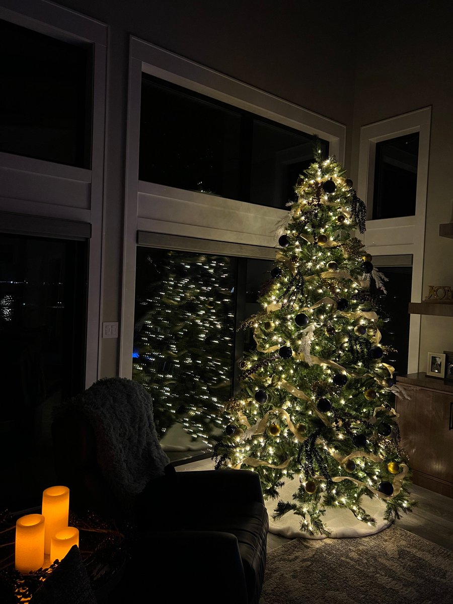 Coulee_Ridge's tweet photo. 'tis the season in #CouleeRidge! We're so thrilled to have some of our residents home for the holidays, and we're ready to welcome more of #MedHat home in 2022. Happy Holidays, #MedicineHat. 🎄 https://t.co/gjQMmXe63l