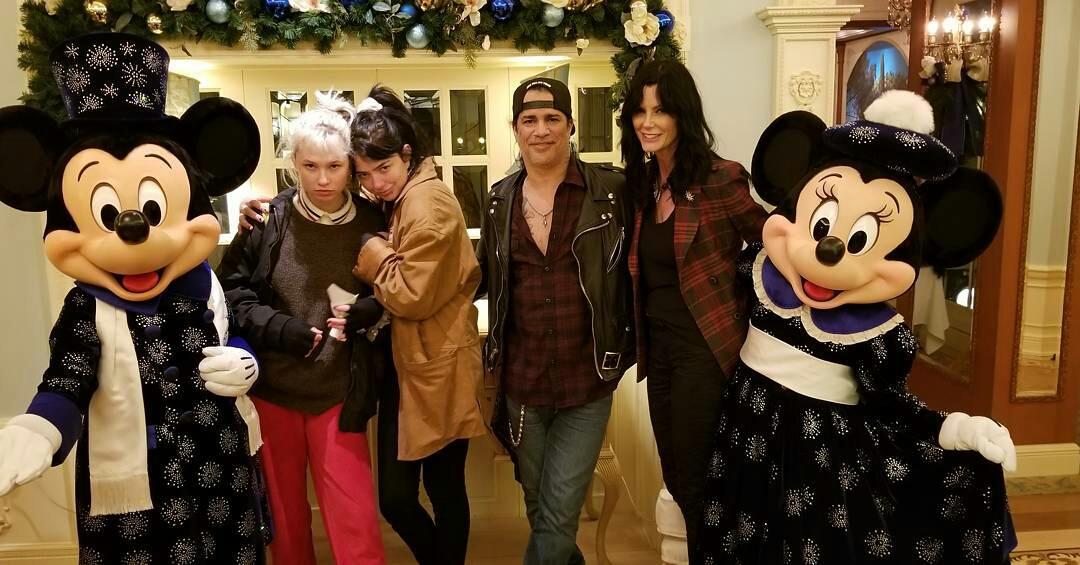 slashworldarg's tweet photo. #SlashFamilyFriends 

@Slash junto a Meegan, y sus hijas Lulu y Scarlet en Disney 😊

🤘🎩🇦🇷

#slash #meegan #lulu #scarlet #Disney #mickeymouse #miniemouse https://t.co/zSnIffPwrL