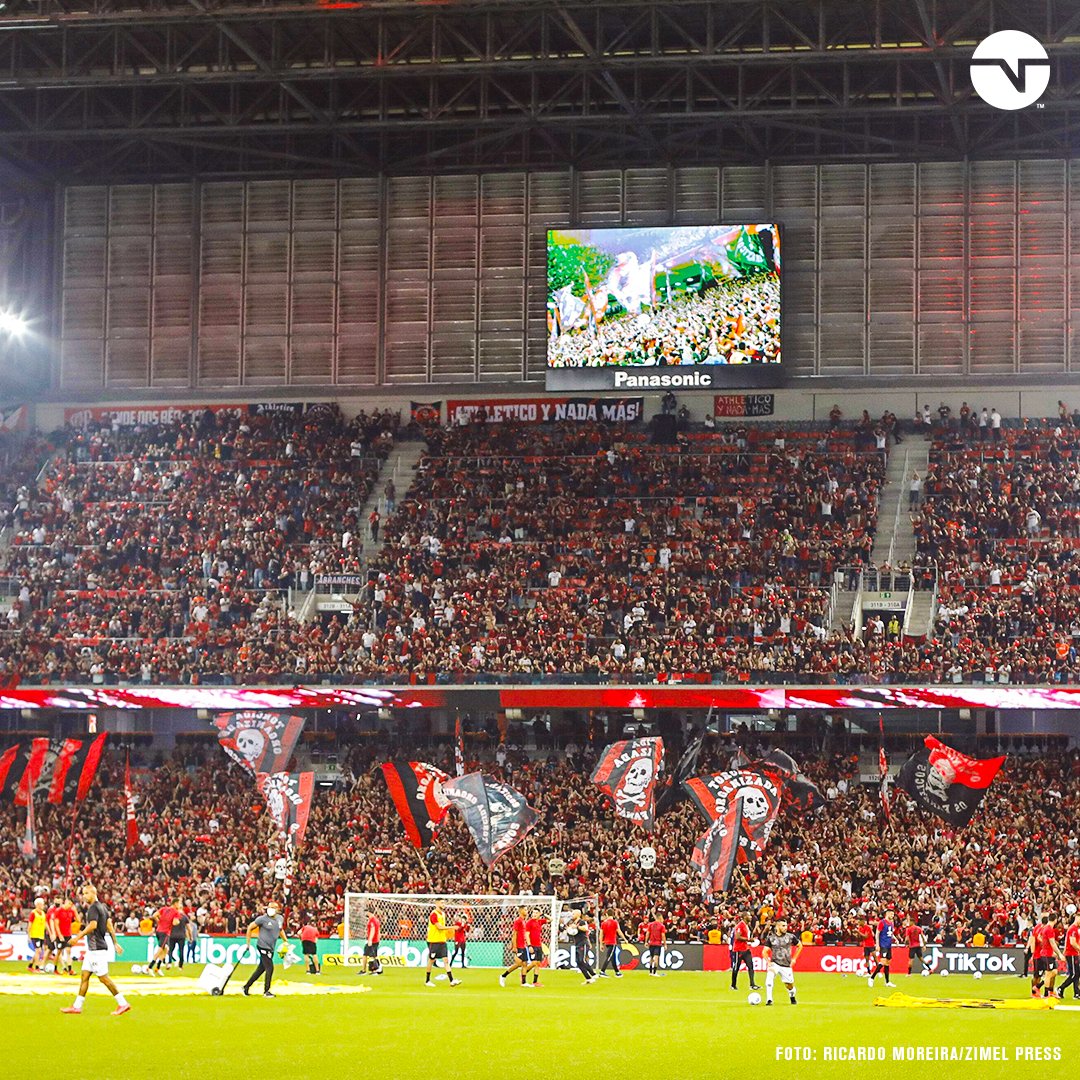 TNTSportsBR's tweet image. O título não veio, mas a festa da torcida do Furacão na Arena da Baixada foi ESPETACULAR! Uma prova de amor ao clube! ❤️🖤 #CopaDoBrasil2021