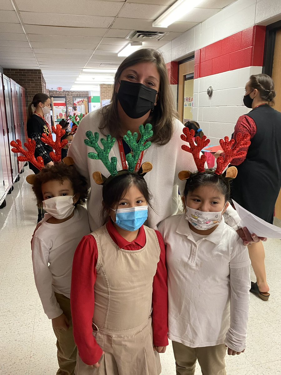 These reindeer made my day today with their “12 Days of Kindness.” 💕