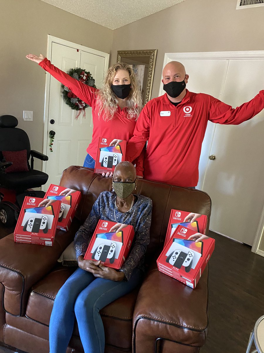 RachelColeTV's tweet photo. Tonight at 10, only on @12News 🥰🥰🥰 @Target is paying it forward to an #Ahwatukee woman who accidentally got shipped 6 #NintendoSwitches 🎮🎮🎮🎮🎮🎮 her reaction to their response!! #AnchorsAway https://t.co/L0MvXOvSbO