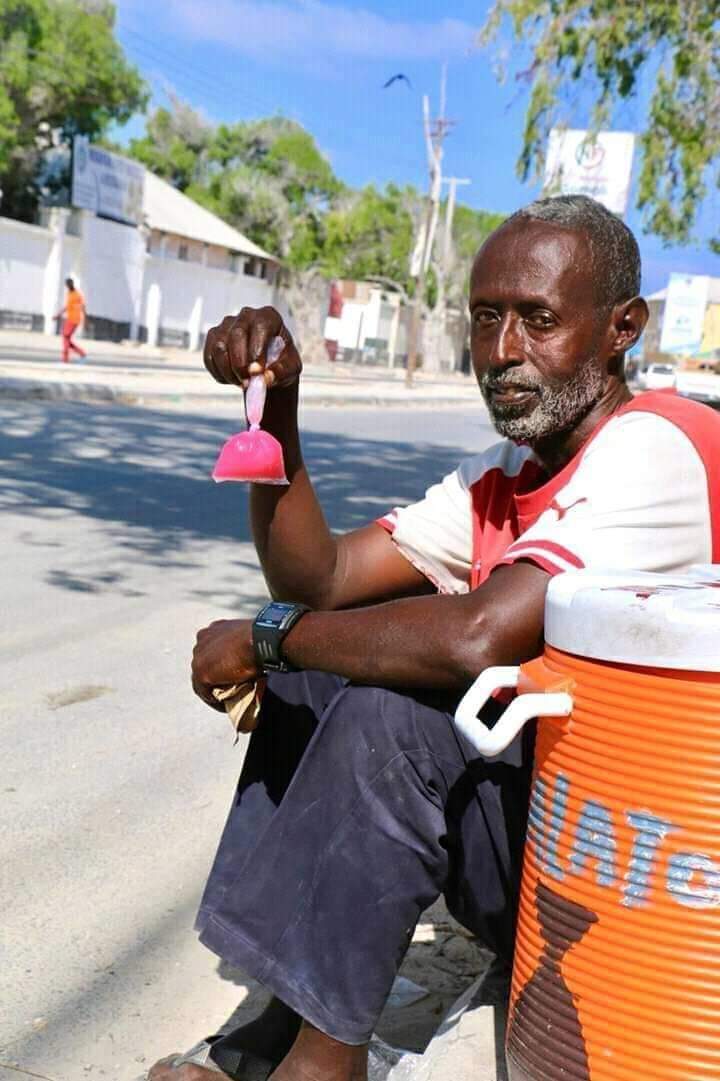 Lagayaabaa maalintiyoo dhan  kumanaanka hadal aan adeegsano,% yar inay dhiira galin kayihiin,halka soo hartayna caadi mise ladhibsado.
Kawaranba hadaynu Sadaqaysano hadalada wanaagsan,dhiiragalinta,uhadalka dulmanaha.
Qaab qoraal,sheeko ahaan,mise  bandhig kashegid aan kugudbino?