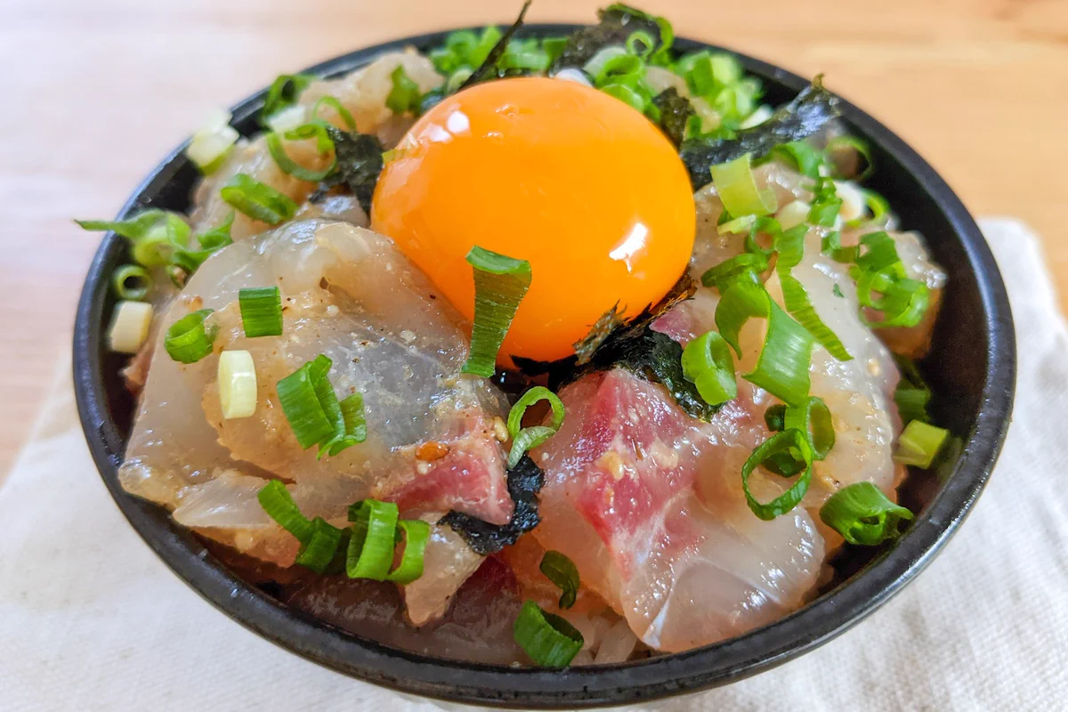 漬けダレの味が染み込んだ鯛がご飯とよく合いそう！とっても美味しそうな「漬け丼」レシピ！