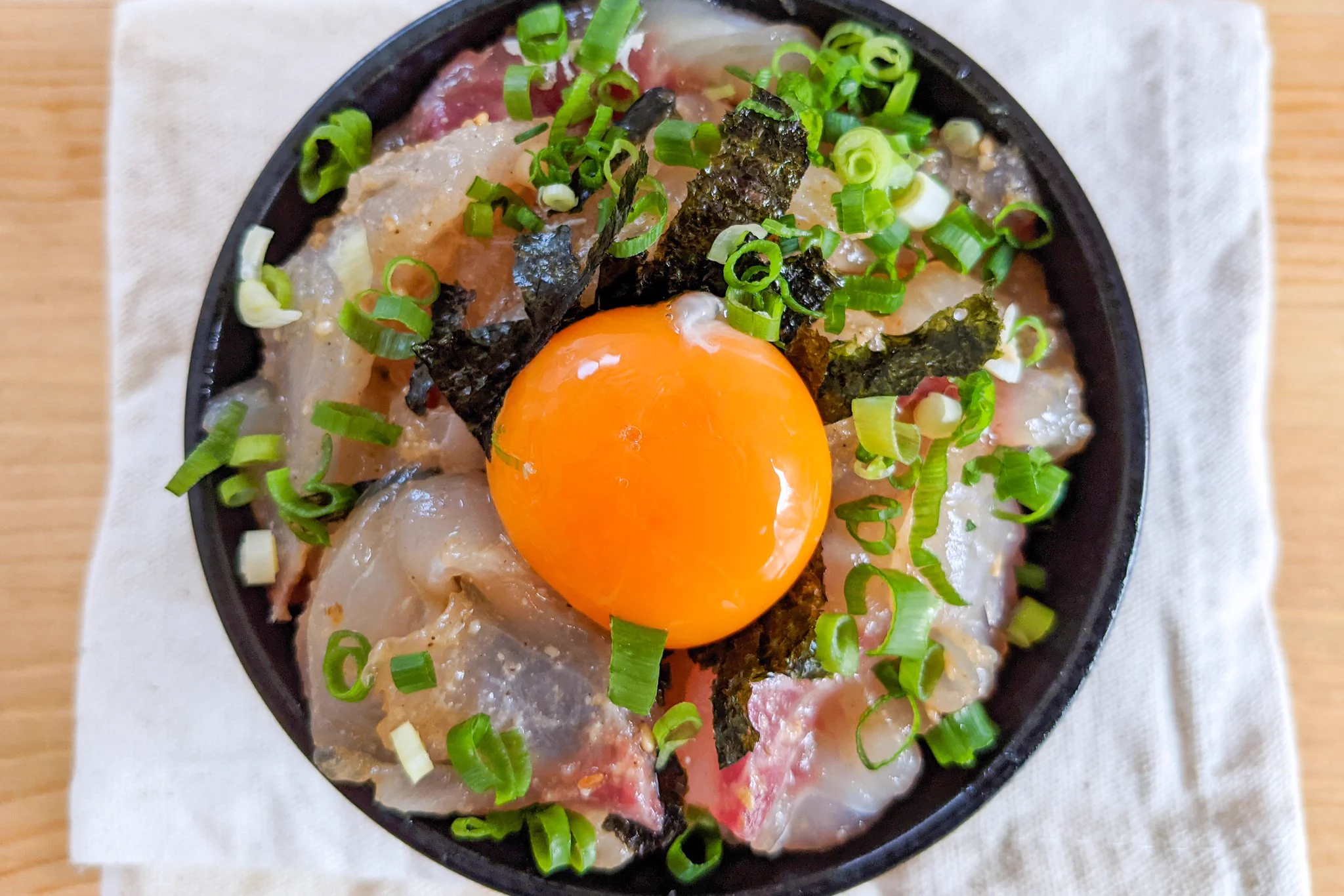 漬けダレの味が染み込んだ鯛がご飯とよく合いそう！とっても美味しそうな「漬け丼」レシピ！