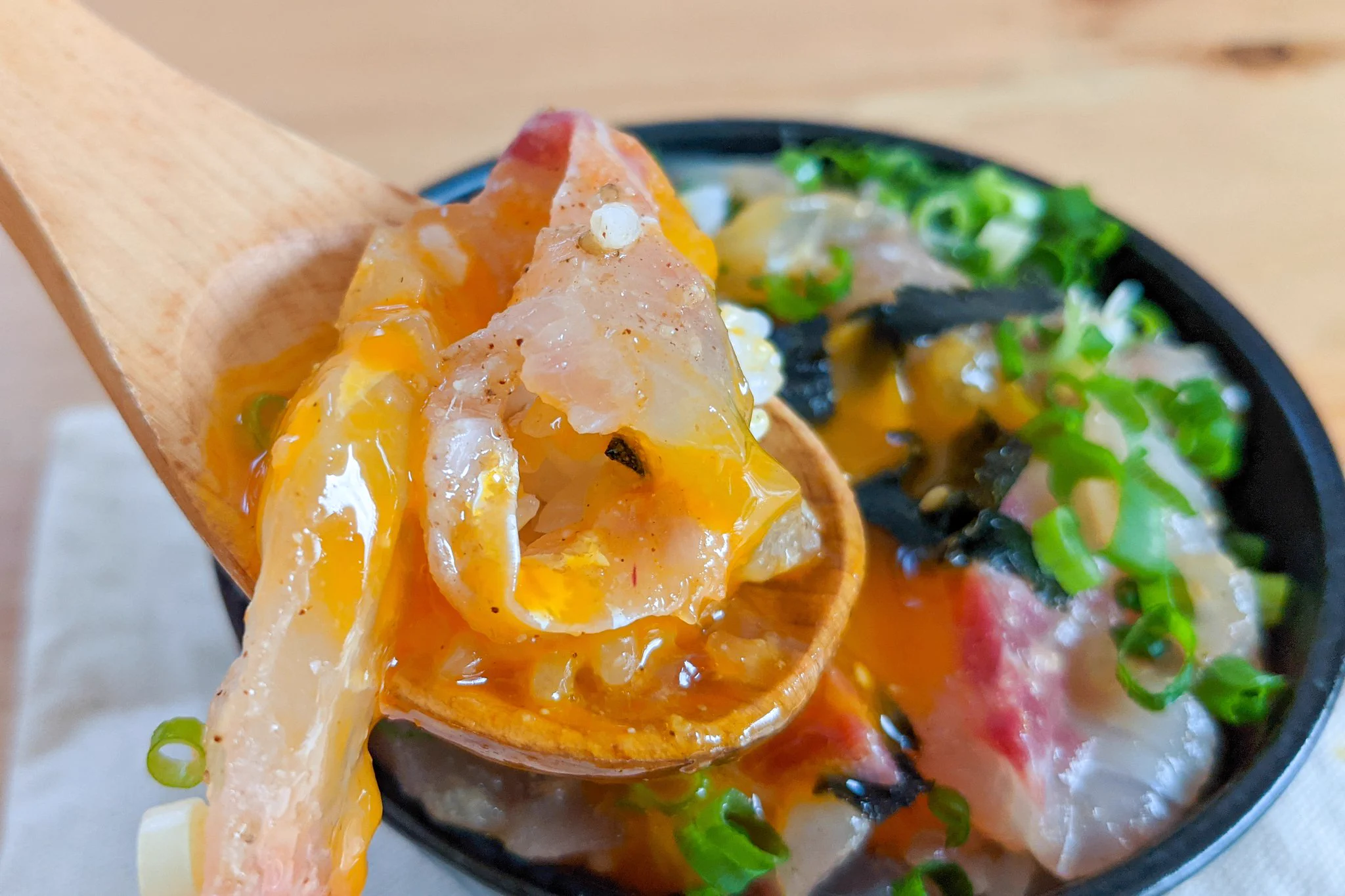 漬けダレの味が染み込んだ鯛がご飯とよく合いそう！とっても美味しそうな「漬け丼」レシピ！