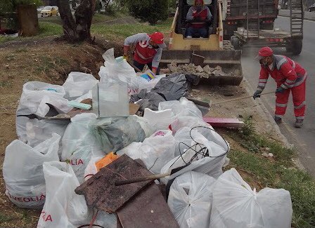 #porelbiendecali Emsirva informa: la empresa de aseo, Veolia, realiza a diario operativos de limpieza en el oriente de la ciudad. Mantengamos limpia a Cali. <a href="/elpaiscali/">El País Cali 📰</a> <a href="/caliconectate/">caliconectate</a> <a href="/Caracol_Cali/">Caracol Radio Cali</a> <a href="/RCN980cali/">RCN Radio Cali</a> <a href="/TwiterosCali/">TWlTTEROS CALI</a> <a href="/elcaleno_co/">Periódico el Caleño</a> <a href="/radiosupercali/">SUPERNOTICIAS</a>
