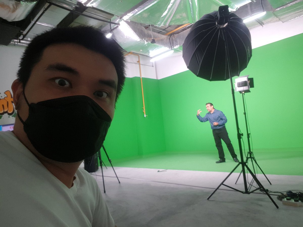 chihohoho's tweet photo. Comedian by night, corporate comedian by day.
Being grateful while all this lasts.
#standupcomedy #standup #comedianlife #ComedyInKL #comedy #hustleismyonlymuscle https://t.co/QwOGfhMDkr