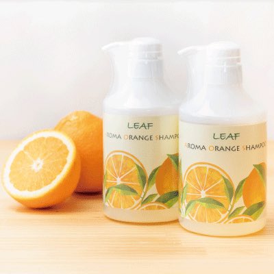 leafcosme's tweet photo. オレンジシャンプー🍊これ1本で、シャンプー、リンス、頭皮ケア（痒み  抜け毛など）ロングランで人気なのです。500mlボトルなのに2本も買って下さいます。嬉しいです😊

 #シャンプー #無添加シャンプー  #リンスいらない #肌に優しい https://t.co/pbq717ADJR