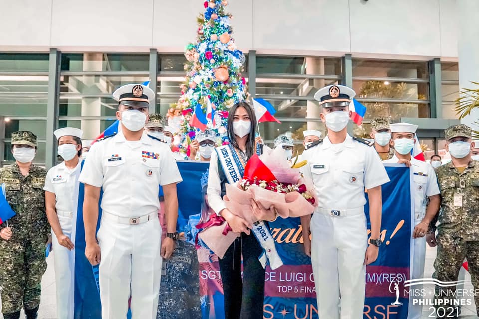 WELCOME HOME, QUEEN BEA! 🇵🇭🏳️‍🌈 Beatrice Luigi Gomez has returned home after her top five finish at the #70thMissUniverse. (📸: Miss Universe Philippines organization)

Visit https://t.co/s3oG9yxxF0 to see more of Queen Bea’s homecoming. 

#BeatriceGomez https://t.co/DiIFTGVF67.