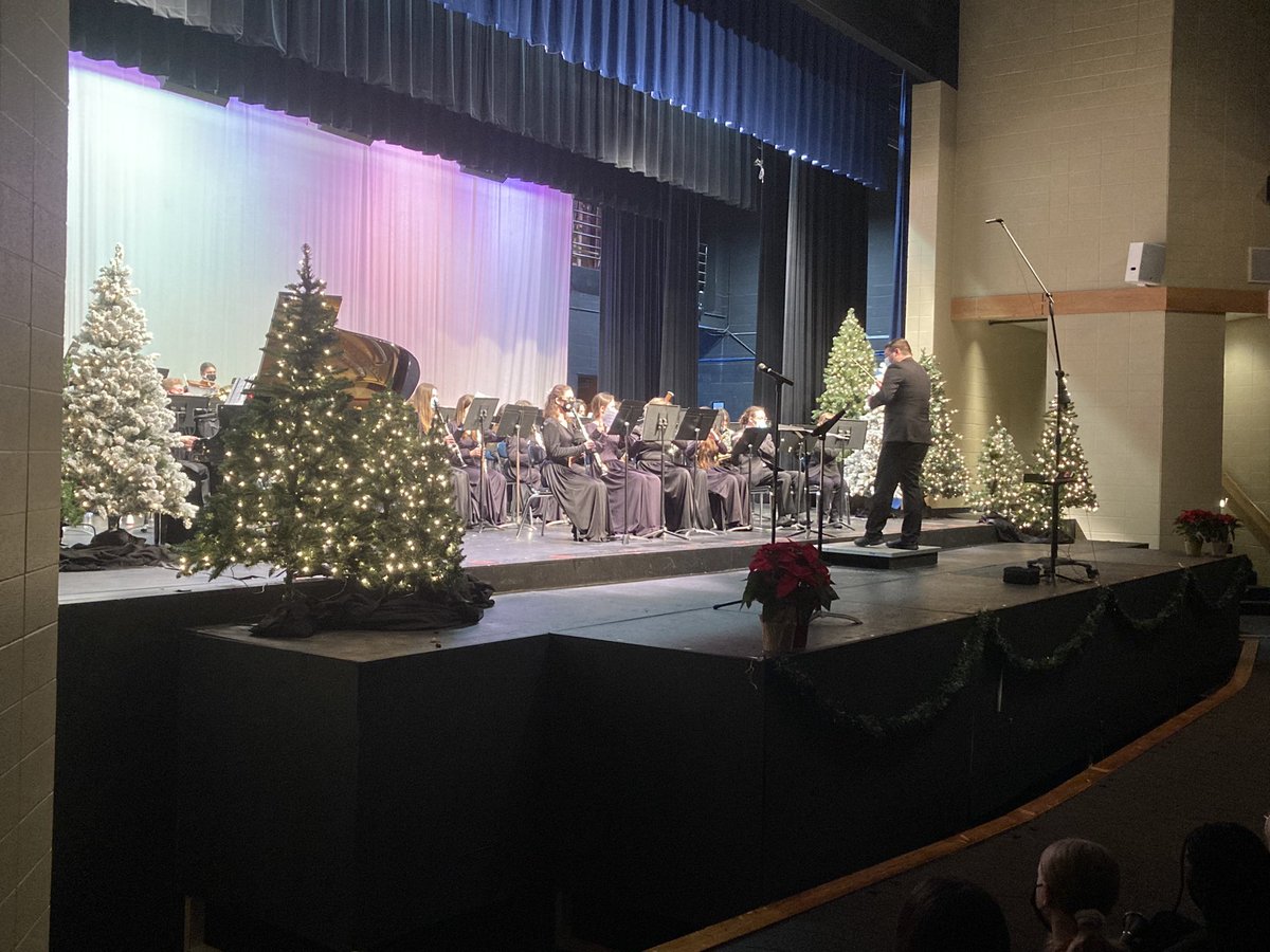 Congratulations to our O’Plaine Concert Band I and II for an INCREDIBLE concert tonight!!! We’re SO proud of you!!! 

Please join us tomorrow night to hear the Almond Concert and Symphonic bands at 7pm at the O’Plaine campus!
#WeAreWarren