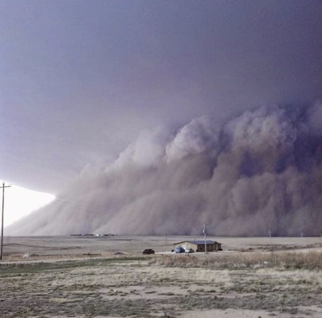eric_falls's tweet photo. Near Tribune, Kansas today https://t.co/QJx45WgHkg