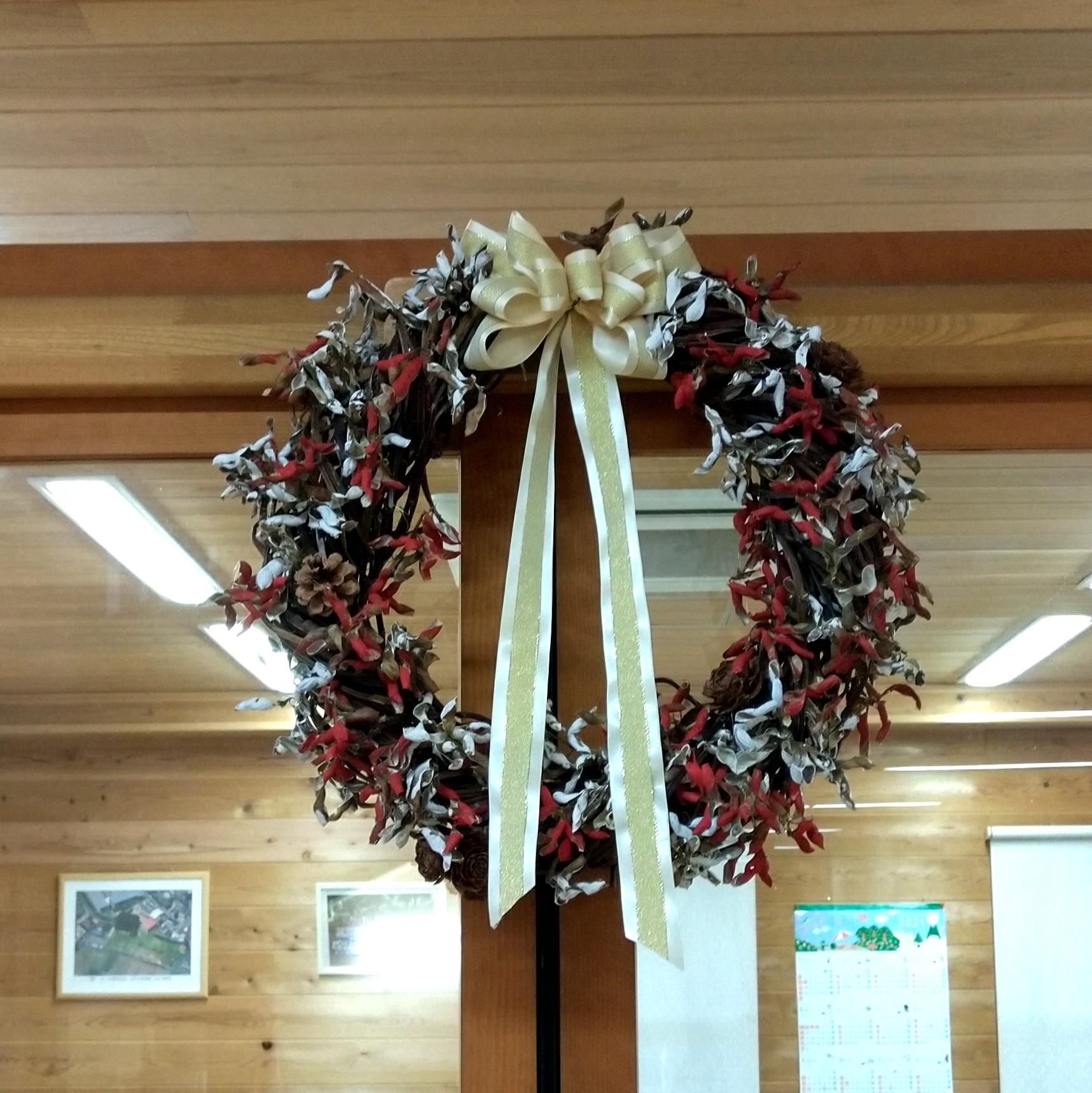 きぞろ幼稚園 今年のクリスマスリースは ベースがさつまいものつる 赤と白の飾りは園の畑で取れた大豆の豆がらに子どもたちが絵の具で色付けをしたもの ほぼ園庭で取れたもので作りました 色付け 飾り付けとも年少さんが大活躍でしたよ T Co