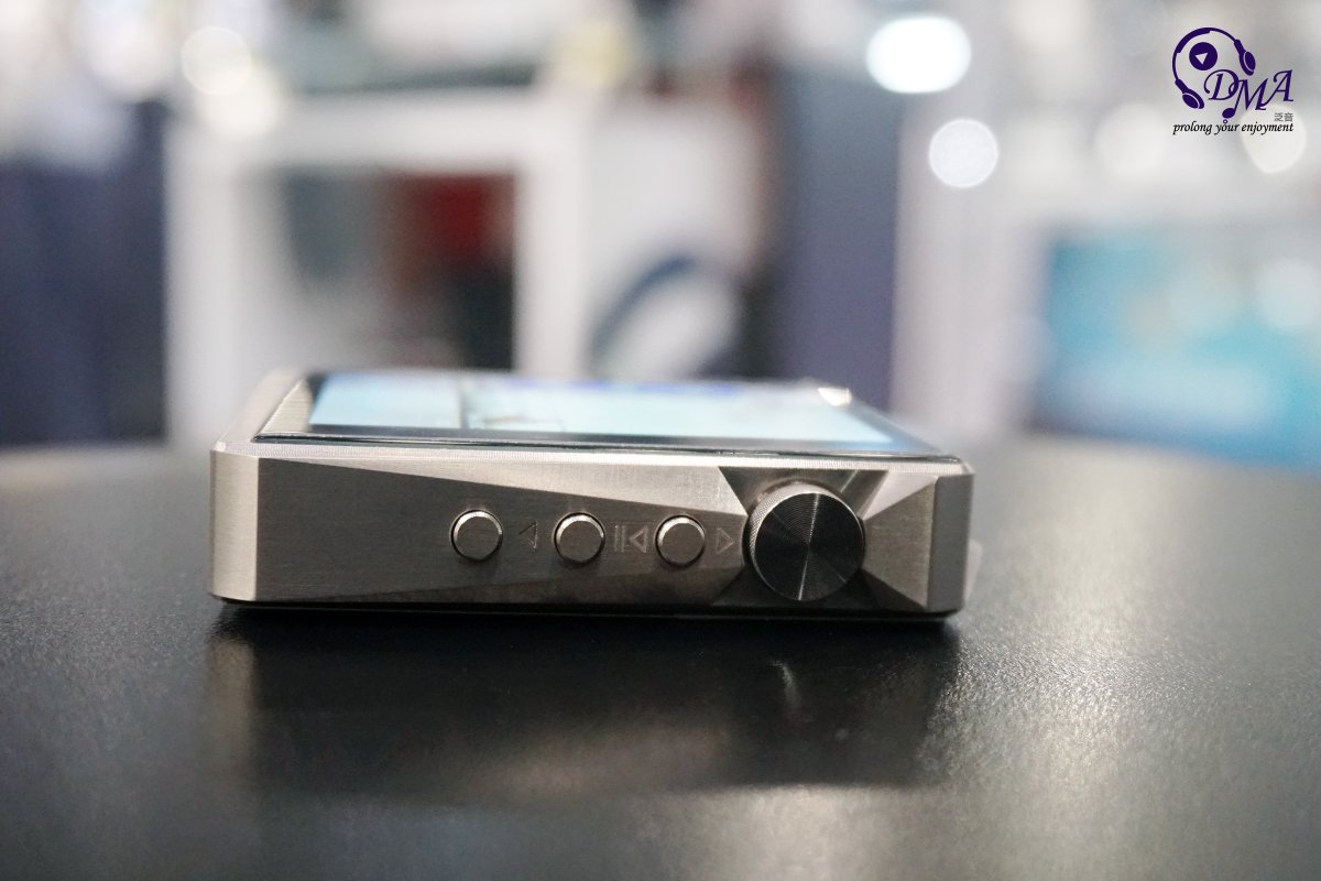 dmaaudio's tweet photo. 【順滑金屬感】

棱角分明的設計，AP80 Pro Titanium 內置 2 顆 ES9218P 解碼晶片，可支援 DSD 64 / 128 / 256 或 PCM 384kHz/32Bit💓，在鈦合金的特��下，中高頻順滑自然🍦，具有音樂線條感，營造出立體空間感👍，適合樂器比較多的現埸音樂。🥰

#smallsize #Hidizs #AP80Pro #Titanium #限量版 #DAP https://t.co/9cZb1wjjf2