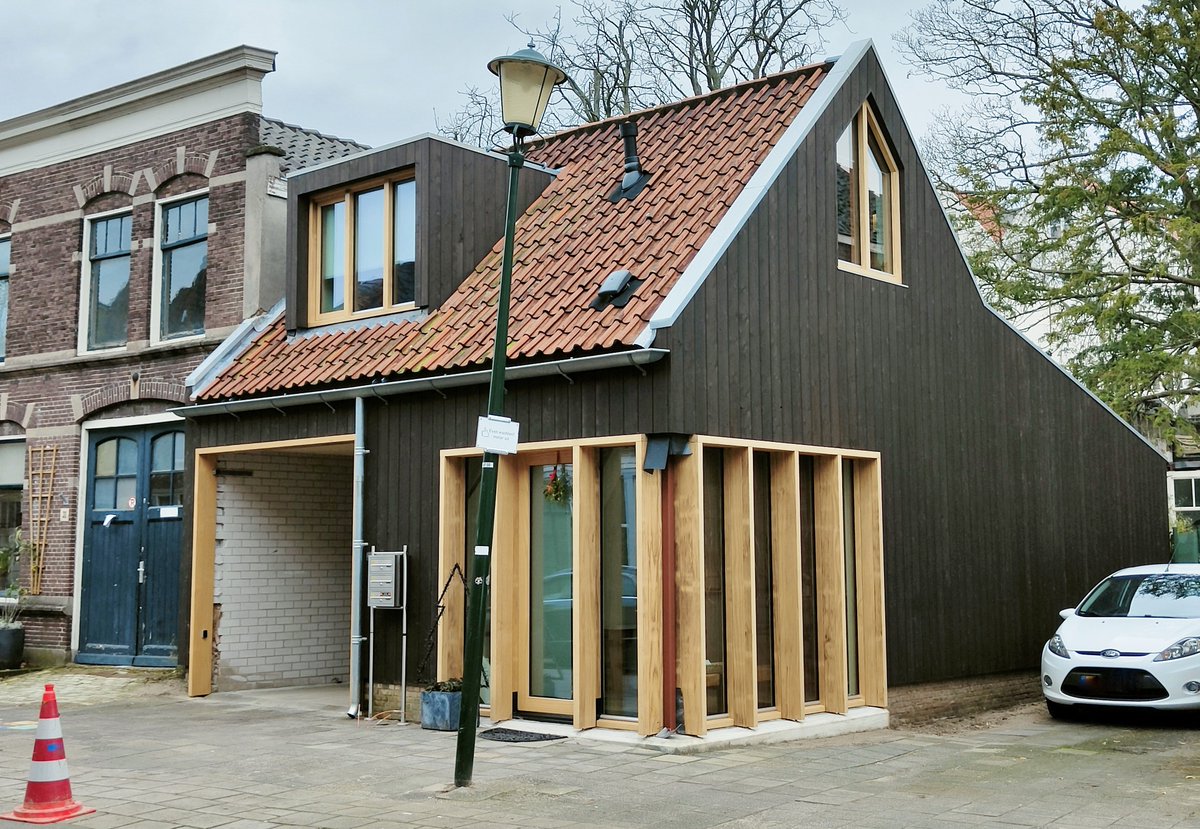Het resultaat na verbouwing van garages naar woningen op de Naaierstraat in #Gouda.