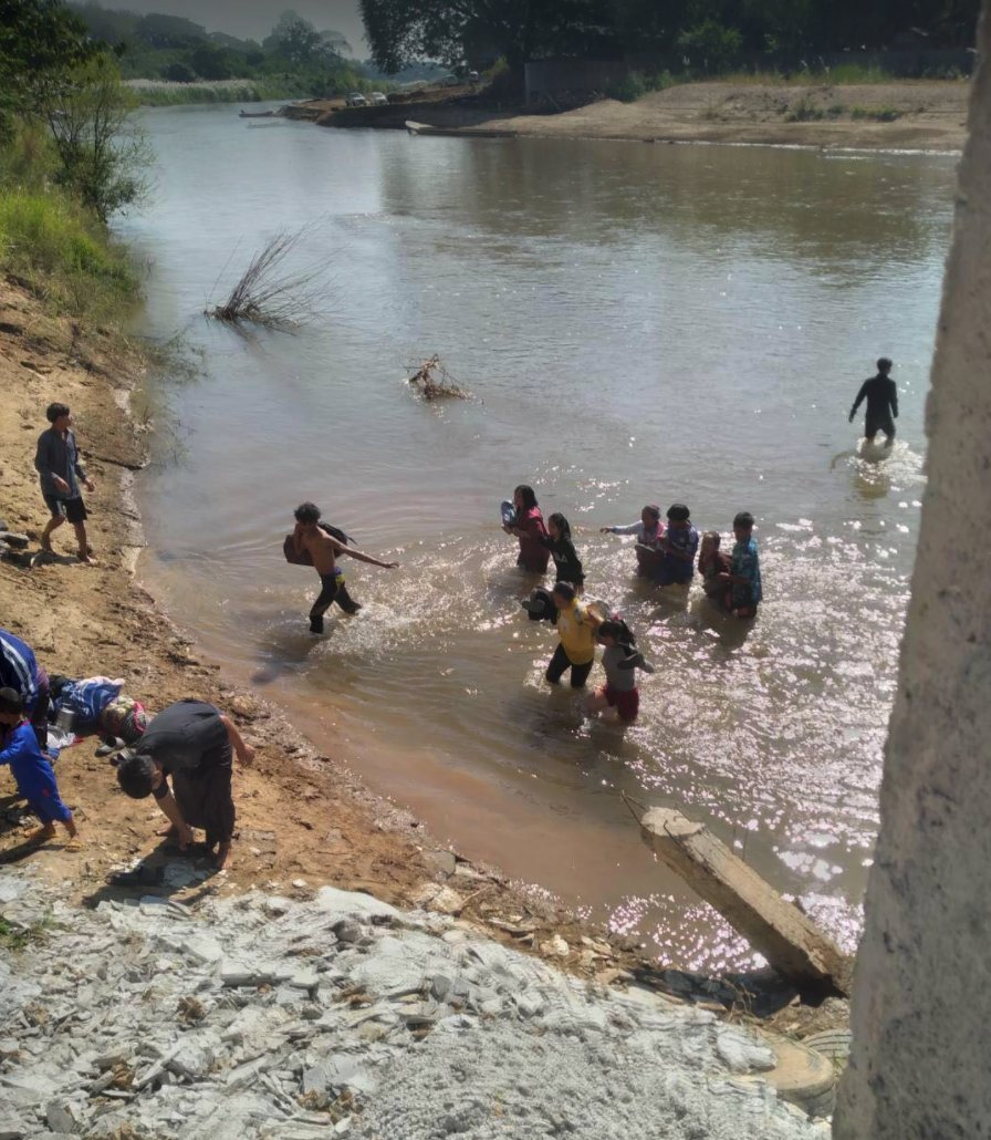1/2 - An estimated 1,000+ have crossed the 🇹🇭/🇲🇲border due to TMD shelling &amp; clashes in &amp; around Lay Kay Kaw, splashing across the Moei River to reach safety in Thailand. 1,000s more remain displaced in the jungles on the Myanmar side, trying to avoid TMD artillery and gun fire.