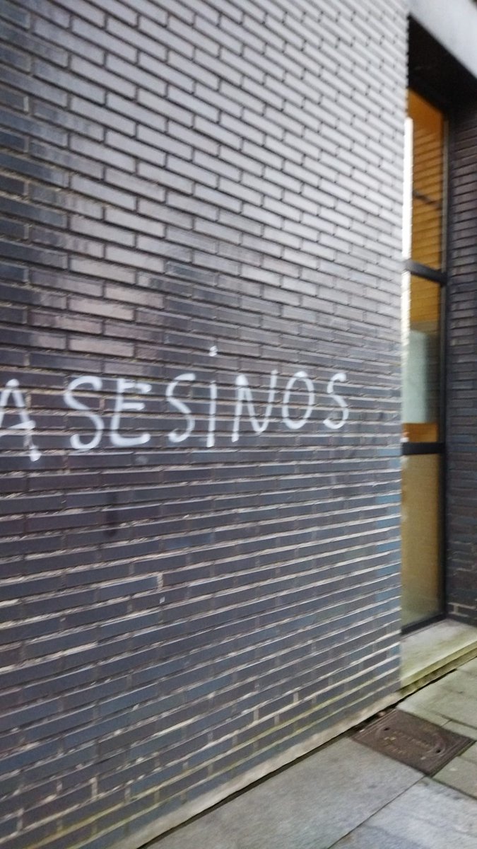 martacasadiella's tweet photo. Pintada en un centro de salud de mi ciudad , Gijon, .Como sanitarios sentimos la.misma hartura  que la población  añadida a la.sobrecarga y tensión en el trabajo.Asesinos? De verdad? Que está pasando? https://t.co/i8YgIKjj5E