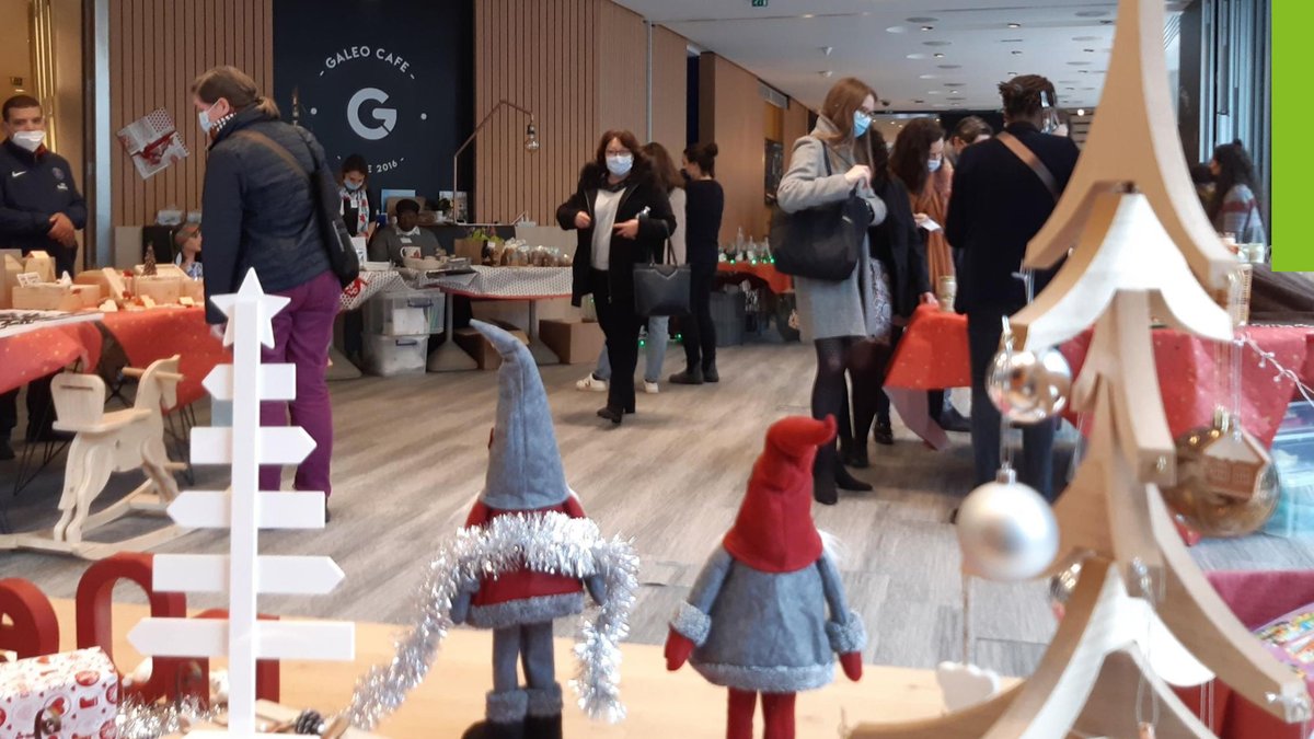 Bouygues_Immo's tweet photo. #InsideBI 🎅
Noël commence ici, dans nos locaux, avec un marché de Noël #solidaire & #responsable 🎁
Nos collaborateurs peuvent y trouver des chocolats, des bougies végétales et des produits artisanaux. Une collecte de jouets a également été organisée au profit d’@emmaus_france ! https://t.co/A9vuRntIS2