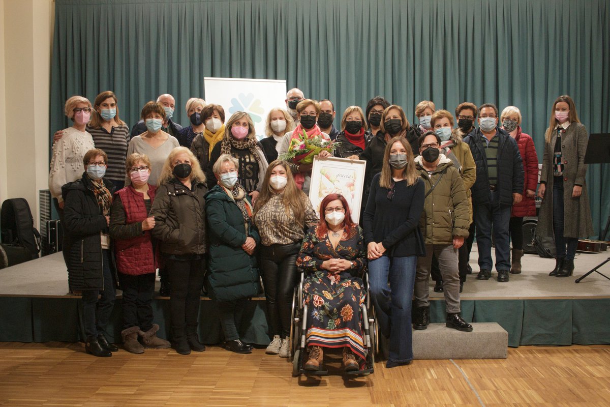 Anoche celebramos el emotivo acto de entrega del reconocimiento al Voluntari@ del Año, que este año se ha concedido a Pepi Mora. Queremos dar las gracias a Ángela Romero, autora de la obra de arte con la que obsequiamos a Pepi, y al magnífico grupo de músicos de la AAMY.