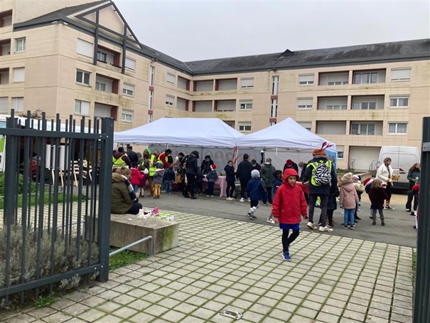 Projet les invisibles  : de l'animation place de l'Europe à Coulaines  avec la "gratuiterie" (dons et échanges de jouets, jeux, livres ) et le passage du père Noël. <a href="/Maisonpourtous/">Maison pour tous</a> <a href="/Coulaines/">Ville de Coulaines</a>