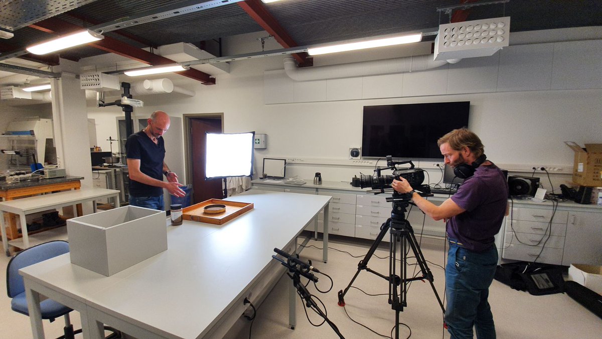 Great video shooting session in the lab with <a href="/AudunBjerknes/">Audun Bjerknes</a>  and Karen Winther from the LINK Center at UiO, featuring Res. Prof. <a href="/olivier_galland/">Olivier Galland - Volcanologist</a>. A tutorial for sandbox experiments of #Caldera collapse for course GEO4151 (Earthquake and Volcanic Processes). Funding: <a href="/iEarth_no/">SFU iEarth</a>