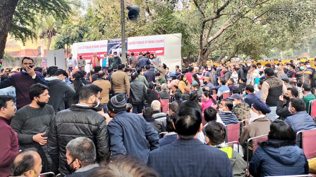 AnupamConnects's tweet photo. 'मोडानीकरण' की सरकारी नीति के विरोध में दिल्ली के जंतर मंतर पर आज बैंककर्मियों का दमदार प्रदर्शन हुआ। बैंकरों के समर्थन में हम भी दिल्ली के कार्यक्रम में शामिल हुए।

इसके अलावा देश के कई अन्य हिस्सो में हमारे @yuvahallabol के साथियों ने देश बचाने की इस लड़ाई में अपना योगदान दिया। https://t.co/lcPkxyqKAe