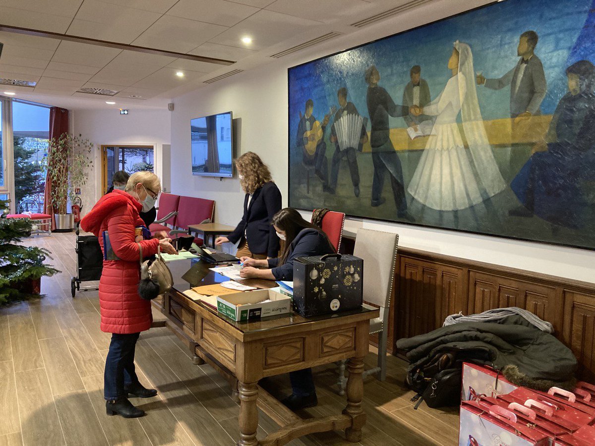 BenoitRibert's tweet photo. | 🎄Noël des seniors |
Heureux de participer avec mes collègues élues à la distribution des colis gourmands aux seniors de @VilleduChesnayR.
Ces sourires partagés font chaud au cœur en cette
période complexe pour nos aînés. https://t.co/8xCwev28ek