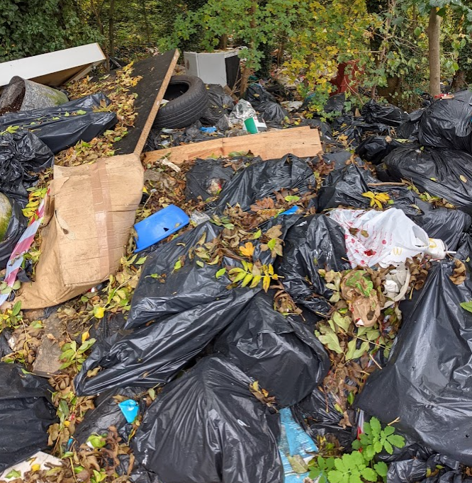 MitchamCrktGrn's tweet photo. Our latest investigation reveals a dearth of correspondence between @Merton_Council &amp; @MitchamCommon Conservators on Willow Lane fly tip &amp; agreement by the Conservators to fund its removal at a June meeting not recorded on its website - the fly tip remains https://t.co/HLkyzer0nW https://t.co/78jYQL4DLk