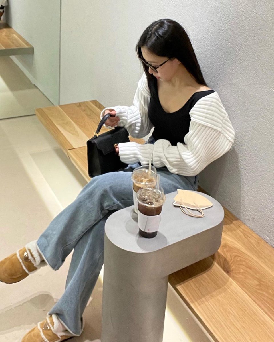 gominisi's tweet photo. Went out on a little day out with my petite companion, J.Estina’s Forte Satchel Bag. Made everything compact and suitable for a small walk around town. If you're into small yet classic bags, I suggest you to check out our SS/22 collections. Out now, only by J.Estina! https://t.co/iZACyvFIO7