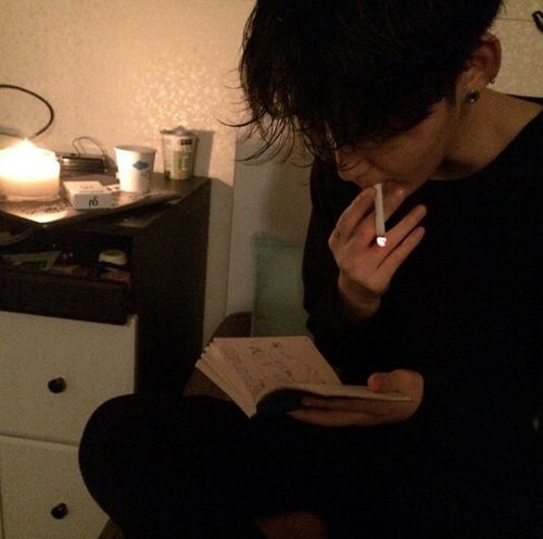 — Mientras lo espero... me leo algo  para matar el tiempo.