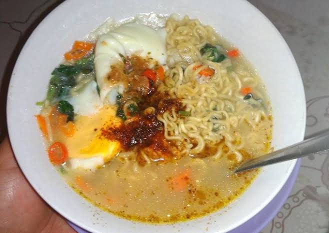 <a href="/Bobodooo1/">Naninuneno</a> Selera seh, tapi hujan hujan gini tetep Indomie Kuah juaranya apalagi pedes dan gurih rasanya, aku suka rasa kari ayam endes #TimIndomie