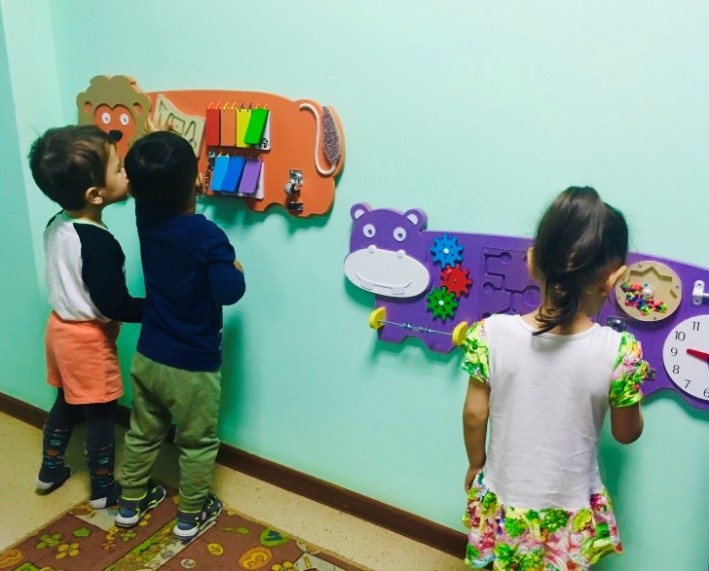 В целях реализации национального проекта «Образование» МБДОУ ЦРР - детский сад № 332 г.о. Самара был приобретен набор бизибордов «Зоопарк».
Набор состоит из 8 бизибордов в виде диких животных. Воспитанники младших групп получили уникальную возможность развивать мелкую моторику.