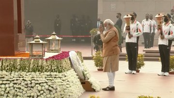 Anurag_Office's tweet photo. प्रधानमंत्री श्री @narendramodi जी ने स्वर्णिम विजय दिवस के अवसर पर राष्ट्रीय युद्ध स्मारक पर स्वर्णिम विजय मशाल के सम्मान समारोह में पहुंचकर युद्ध में शहीद हुए जवानों को श्रद्धांजलि अर्पित की। https://t.co/VkMyy4XNm1