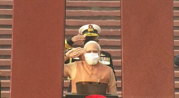 Anurag_Office's tweet photo. प्रधानमंत्री श्री @narendramodi जी ने स्वर्णिम विजय दिवस के अवसर पर राष्ट्रीय युद्ध स्मारक पर स्वर्णिम विजय मशाल के सम्मान समारोह में पहुंचकर युद्ध में शहीद हुए जवानों को श्रद्धांजलि अर्पित की। https://t.co/VkMyy4XNm1