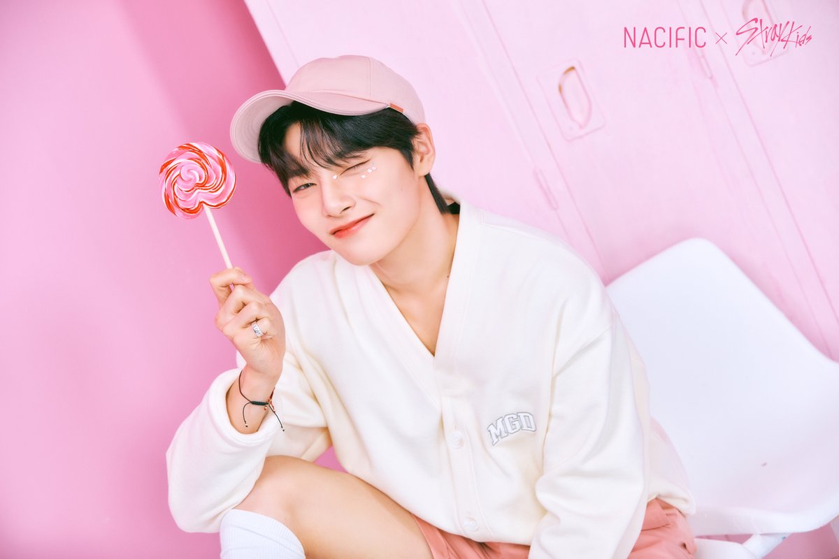 𝗡𝗔𝗖𝗜𝗙𝗜𝗖 𝗫 𝗦𝘁𝗿𝗮𝘆 𝗞𝗶𝗱𝘀  

𝗦𝘁𝗿𝗮𝘆 𝗞𝗶𝗱𝘀 𝗼𝗻 𝗦𝘄𝗲𝗲𝘁 𝗗𝗮𝘆𝘀🍭

어 잠시만요 사진에서 향이 나는 것 같은데...
달달한 딸기우유맛 사탕 향이요? 
아니 그런 거 말구 내 취향💕

🍬사탕보다 달콤한 정인이의 피부비결
네시픽 핑크 아하바하 세럼💗