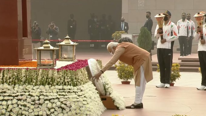 Anurag_Office's tweet photo. प्रधानमंत्री श्री @narendramodi जी ने स्वर्णिम विजय दिवस के अवसर पर राष्ट्रीय युद्ध स्मारक पर स्वर्णिम विजय मशाल के सम्मान समारोह में पहुंचकर युद्ध में शहीद हुए जवानों को श्रद्धांजलि अर्पित की। https://t.co/VkMyy4XNm1