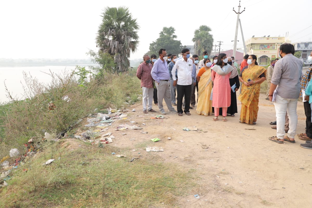 MC_GWMC's tweet photo. #TeamGWMC consisting of all HODs, wing officers, Corporators and Hon'ble mayor @sundarani_gundu visited ward nos 13,14, and 18 to examine various issues like sanitation, roads, drains, parks and to expedite development activites in the wards.
#WardVisits
@KTRTRS
@arvindkumar_ias https://t.co/4FslekDQIi